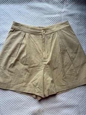 Elodie Pleated High-Waist Bermuda Shorts in Light Beige